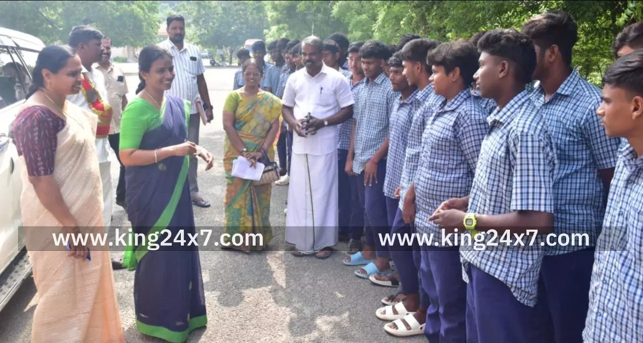 கல்லூரி களப்பயணம் -2025-னை கொடியசைத்து தொடங்கி வைத்த மாவட்ட ஆட்சியர். கல்லூரி களப்பயணம் -2025-னை கொடியசைத்து தொடங்கி வைத்த மாவட்ட ஆட்சியர்.