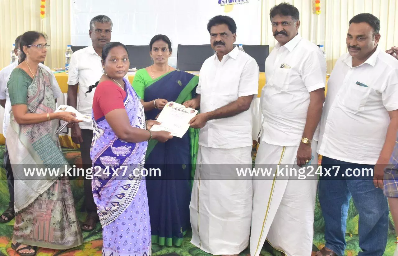 உங்களுடன் ஸ்டாலின் முகாமில் அரசு நலத்திட்ட உதவிகளை வழங்கிய மாவட்ட ஆட்சியர். உங்களுடன் ஸ்டாலின் முகாமில் அரசு நலத்திட்ட உதவிகளை வழங்கிய மாவட்ட ஆட்சியர்.