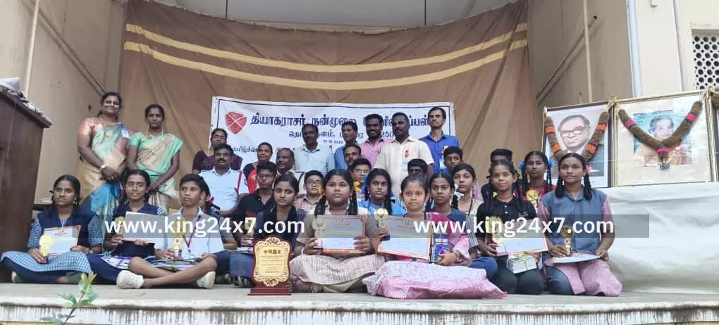 பள்ளி விழாவில் கலந்து கொண்ட காவல் அதிகாரிகள்.