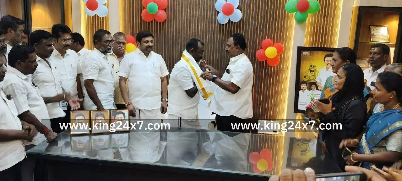 புதுப்பிக்கப்பட்ட மாநகராட்சி மேயர் அறையை திறந்து வைத்த எம்.பி கே.ஆர்.என் ராஜேஷ்குமார். புதுப்பிக்கப்பட்ட மாநகராட்சி மேயர் அறையை திறந்து வைத்த எம்.பி கே.ஆர்.என் ராஜேஷ்குமார்.