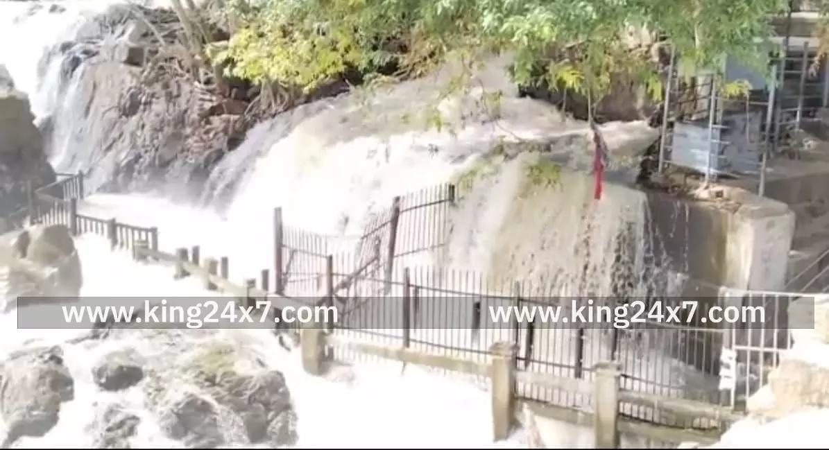 ஒகேனக்கல் ஆற்றில் நீர்வரத்து சரிவு ஒகேனக்கல் ஆற்றில் நீர்வரத்து சரிவு