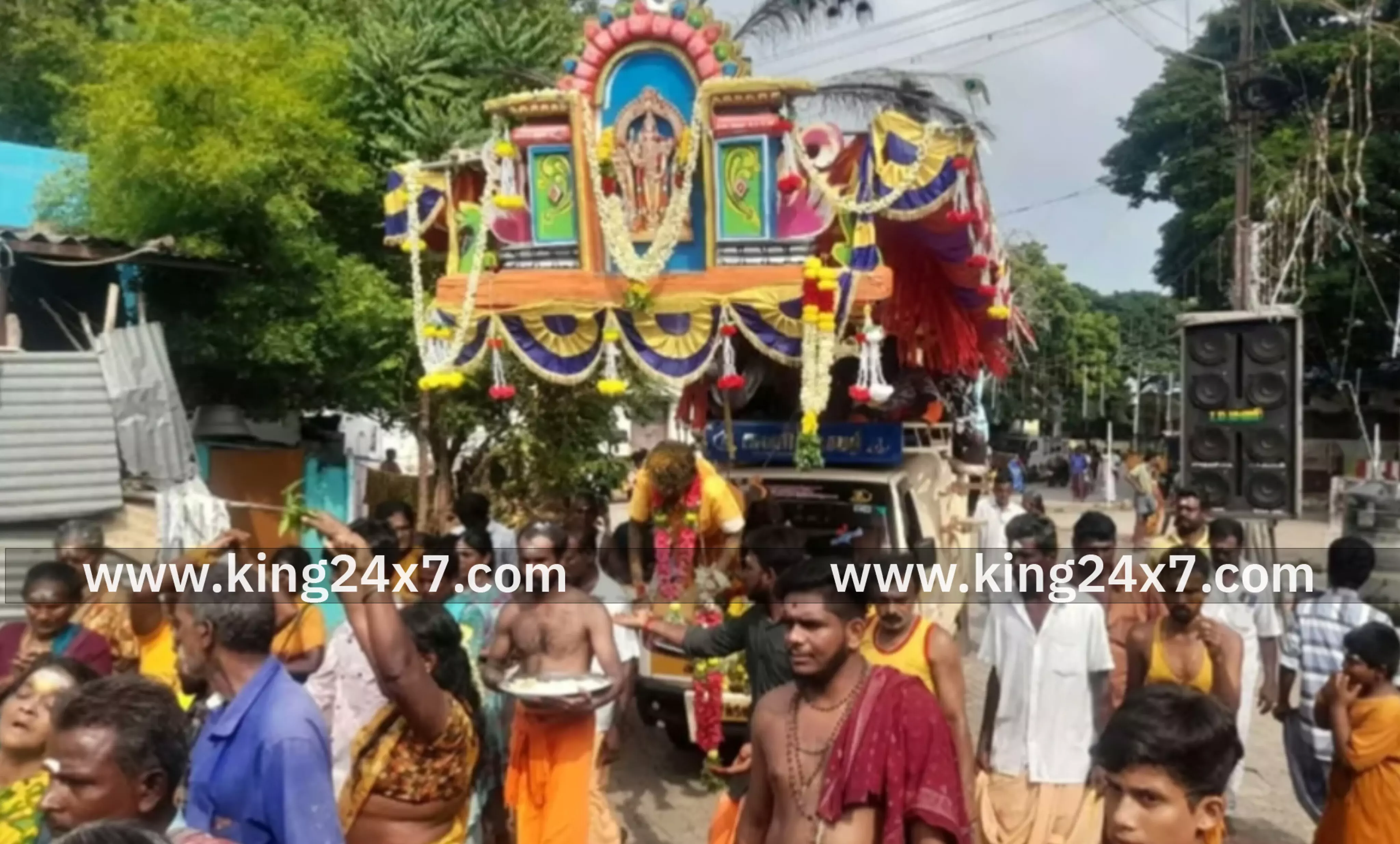 பால்குடம் எடுத்து ஊர்வலமாக வந்த பக்தர்கள்