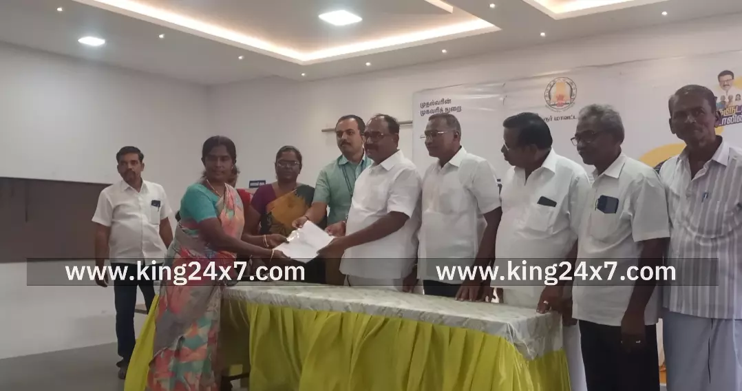 சின்ன தாராபுரத்தில் உங்களுடன் ஸ்டாலின் திட்டத்தில் நலத்திட்டங்களை வழங்கி வாழ்த்து தெரிவித்தார் க.பரமத்தி தெற்கு ஒன்றிய செயலாளர் கருணாநிதி. சின்ன தாராபுரத்தில் உங்களுடன் ஸ்டாலின் திட்டத்தில் நலத்திட்டங்களை வழங்கி வாழ்த்து தெரிவித்தார் க.பரமத்தி தெற்கு ஒன்றிய செயலாளர் கருணாநிதி.