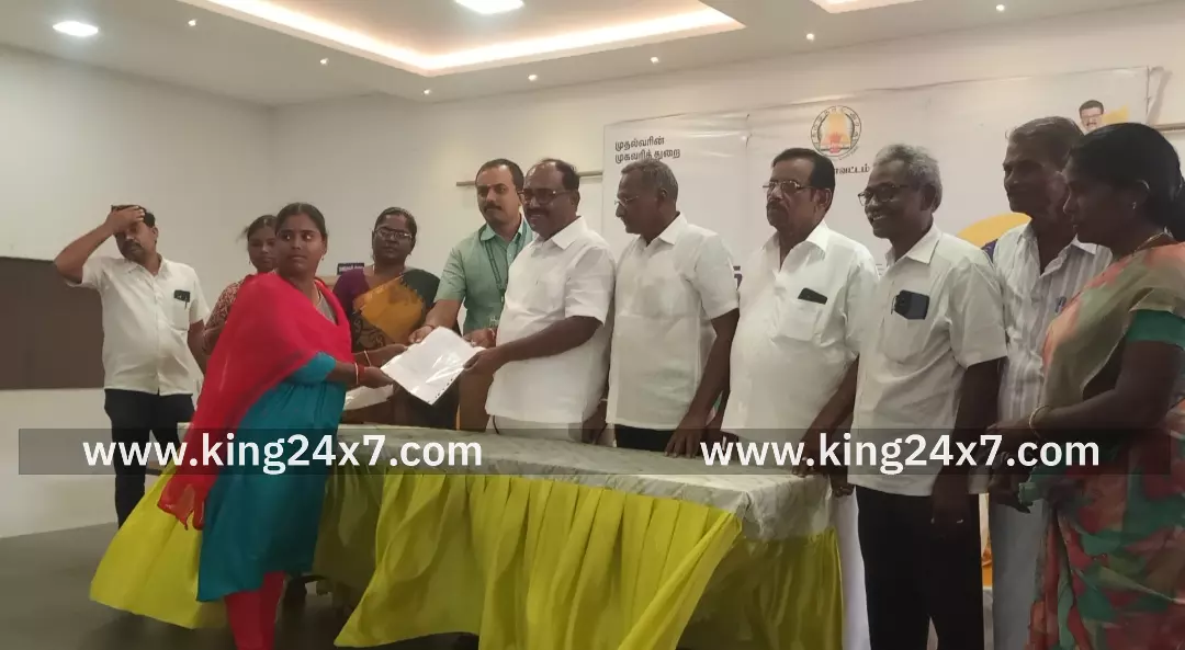 சின்ன தாராபுரத்தில் உங்களுடன் ஸ்டாலின் திட்டத்தில் நலத்திட்டங்களை வழங்கி வாழ்த்து தெரிவித்தார் க.பரமத்தி தெற்கு ஒன்றிய செயலாளர் கருணாநிதி. சின்ன தாராபுரத்தில் உங்களுடன் ஸ்டாலின் திட்டத்தில் நலத்திட்டங்களை வழங்கி வாழ்த்து தெரிவித்தார் க.பரமத்தி தெற்கு ஒன்றிய செயலாளர் கருணாநிதி.