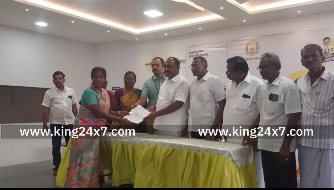 சின்ன தாராபுரத்தில் உங்களுடன் ஸ்டாலின் திட்டத்தில் நலத்திட்டங்களை வழங்கி வாழ்த்து தெரிவித்தார் க.பரமத்தி தெற்கு ஒன்றிய செயலாளர் கருணாநிதி. சின்ன தாராபுரத்தில் உங்களுடன் ஸ்டாலின் திட்டத்தில் நலத்திட்டங்களை வழங்கி வாழ்த்து தெரிவித்தார் க.பரமத்தி தெற்கு ஒன்றிய செயலாளர் கருணாநிதி.