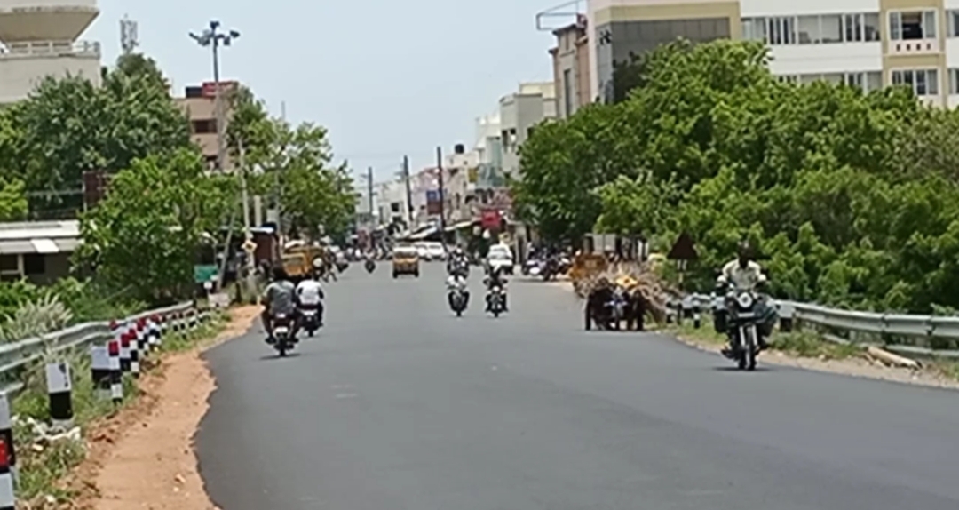 காந்திகிராமம் அருகே டூ வீலர் டேங்கர் லாரி நேருக்கு நேர் மோதி விபத்து. சிறுமி படுகாயம். காந்திகிராமம் அருகே டூ வீலர் டேங்கர் லாரி நேருக்கு நேர் மோதி விபத்து. சிறுமி படுகாயம்.