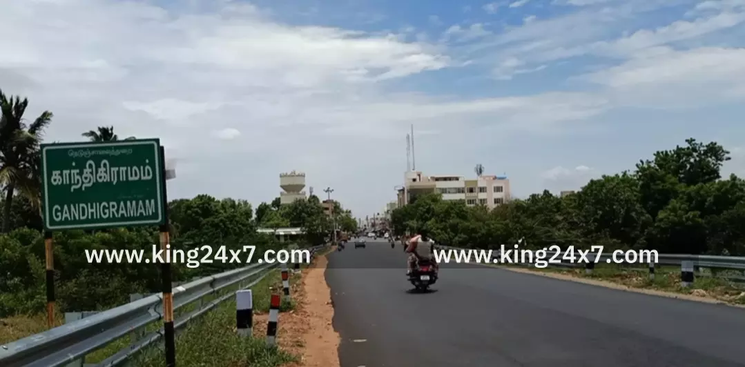 காந்திகிராமம் அருகே டூ வீலர் டேங்கர் லாரி நேருக்கு நேர் மோதி விபத்து. சிறுமி படுகாயம். காந்திகிராமம் அருகே டூ வீலர் டேங்கர் லாரி நேருக்கு நேர் மோதி விபத்து. சிறுமி படுகாயம்.