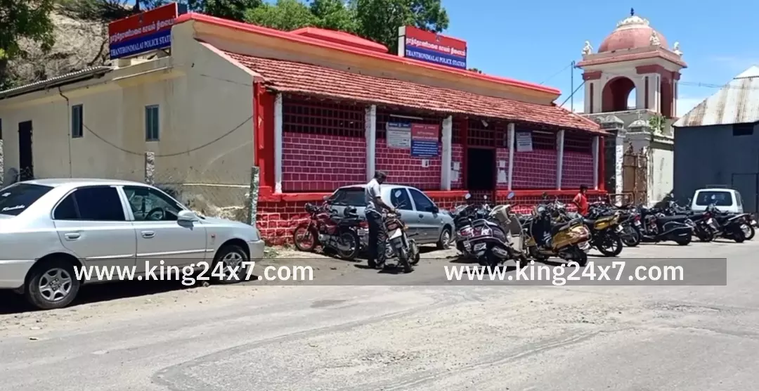 காந்திகிராமம் அருகே டூ வீலர் டேங்கர் லாரி நேருக்கு நேர் மோதி விபத்து. சிறுமி படுகாயம். காந்திகிராமம் அருகே டூ வீலர் டேங்கர் லாரி நேருக்கு நேர் மோதி விபத்து. சிறுமி படுகாயம்.