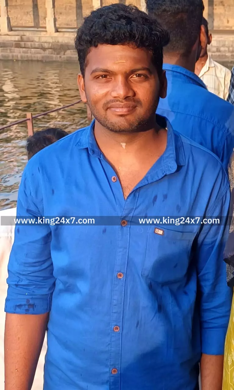 டூவீலர் மீது சரக்கு வாகனம் மோதி, தனியார் நிறுவன பணியாளர் பலி