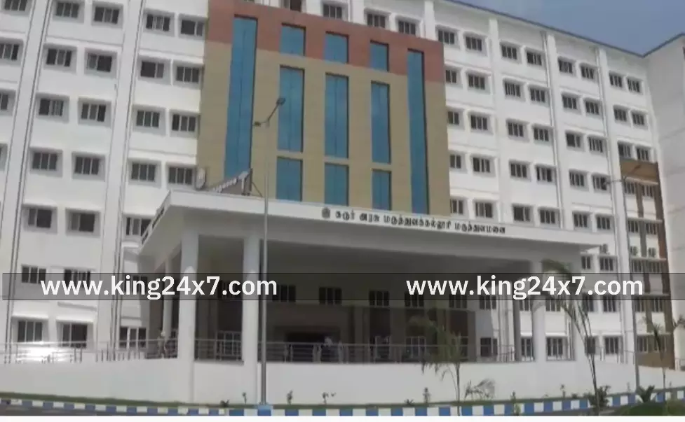 சர்ச் கார்னர் அருகே அரசு பேருந்தை வேகமாக இயக்கியதால் மூதாட்டி பேருந்தின் முன் கதவில் விழுந்து விபத்து. சர்ச் கார்னர் அருகே அரசு பேருந்தை வேகமாக இயக்கியதால் மூதாட்டி பேருந்தின் முன் கதவில் விழுந்து விபத்து.