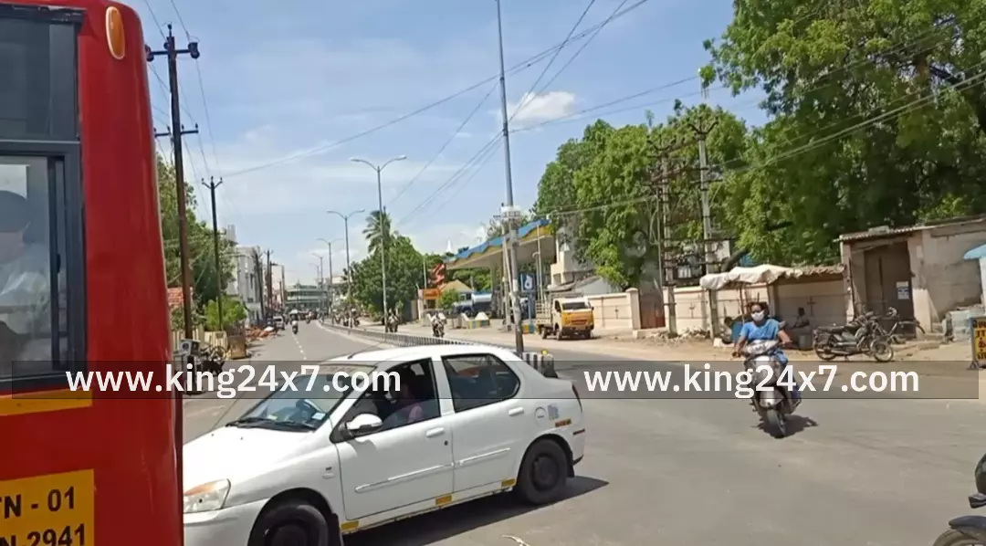 சர்ச் கார்னர் அருகே அரசு பேருந்தை வேகமாக இயக்கியதால் மூதாட்டி பேருந்தின் முன் கதவில் விழுந்து விபத்து. சர்ச் கார்னர் அருகே அரசு பேருந்தை வேகமாக இயக்கியதால் மூதாட்டி பேருந்தின் முன் கதவில் விழுந்து விபத்து.