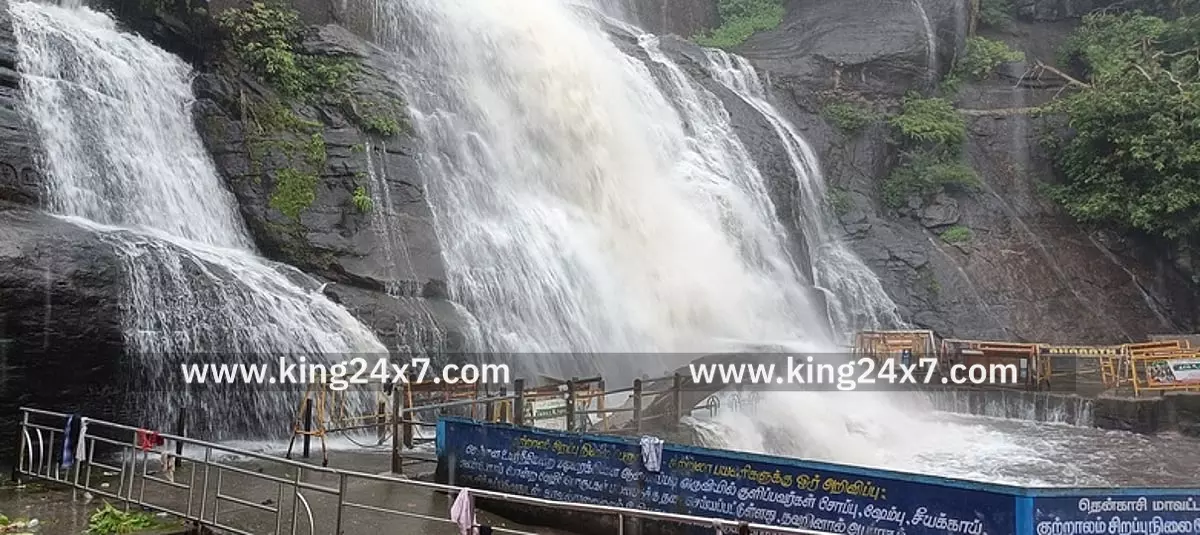 குற்றாலம் அருவிகளில் வெள்ளப்பெருக்கு: குளிக்கத் தடை