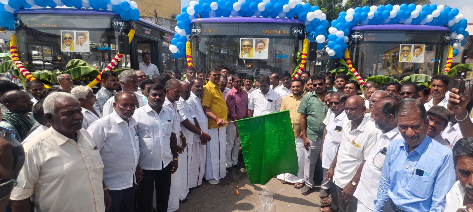 ஆரணியில் மூன்று புதிய தாழ்தள சொகுசு பேருந்து மக்கள் பயன்பாட்டிற்கு துவக்கி வைப்பு. ஆரணி எம்.பி கொடியசைத்து துவக்கி வைத்தார். ஆரணியில் மூன்று புதிய தாழ்தள சொகுசு பேருந்து மக்கள் பயன்பாட்டிற்கு துவக்கி வைப்பு. ஆரணி எம்.பி கொடியசைத்து துவக்கி வைத்தார்.