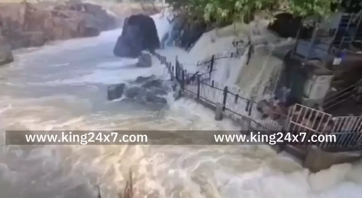 ஒகேனக்கலில் நீர்வரத்து சரிவு குளிக்க தடை நீட்டிப்பு