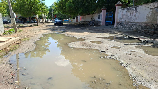 கோவில்பட்டி பகுதியில் கனமழை: விவசாயிகள் மகிழ்ச்சி! கோவில்பட்டி பகுதியில் கனமழை: விவசாயிகள் மகிழ்ச்சி!