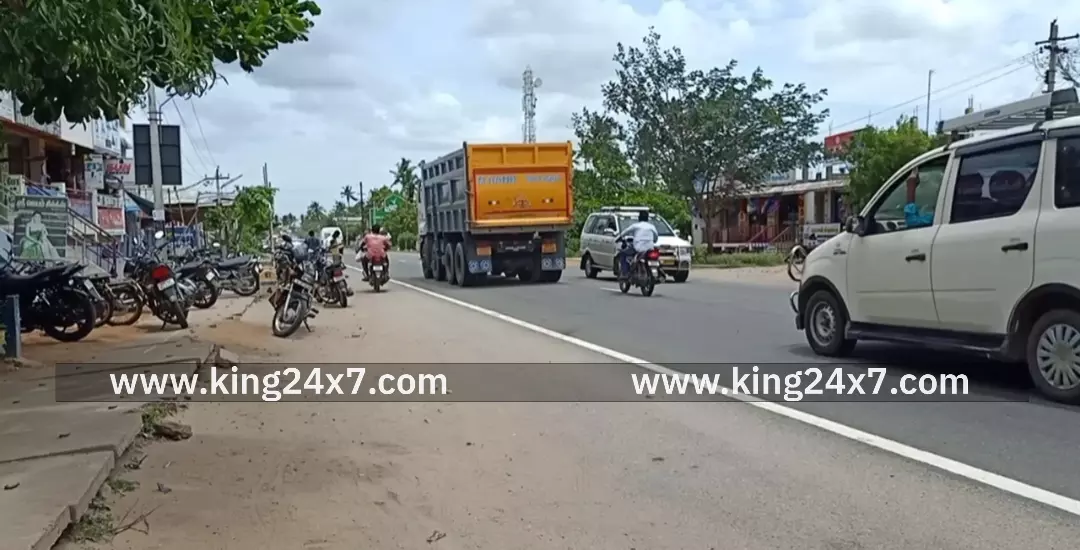 திருக்காம்புலியூர் - டூவீலரில் சென்றவர் மீது லாரி மோதி விபத்து .முதியவர் படுகாயம். திருக்காம்புலியூர் - டூவீலரில் சென்றவர் மீது லாரி மோதி விபத்து .முதியவர் படுகாயம்.