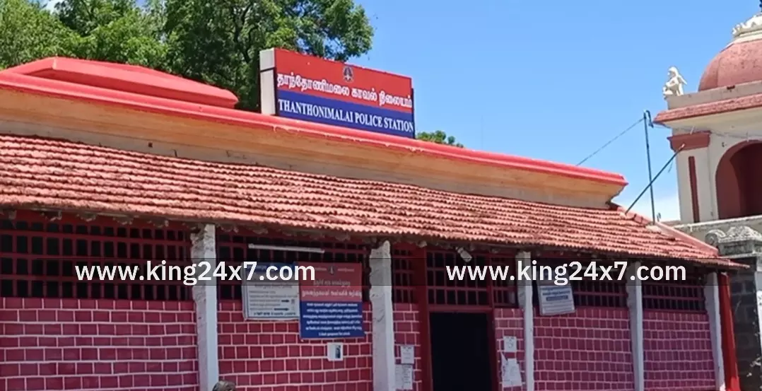 ராயனூர் டாஸ்மார்க் கடை அருகே டூவீலர்கள் நேருக்கு நேர் மோதல். ஒருவர் படுகாயம். ராயனூர் டாஸ்மார்க் கடை அருகே டூவீலர்கள் நேருக்கு நேர் மோதல். ஒருவர் படுகாயம்.