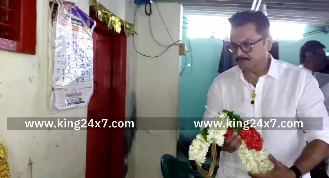 கரூர் வேலுச்சாமிபுரத்தில் விஜய் பொதுக்கூட்ட நெரிசலில் உயிரிழந்த குழந்தைகளின் குடும்பத்தைச் சந்தித்து சரத்குமார் ஆறுதல் தெரிவித்தார். கரூர் வேலுச்சாமிபுரத்தில் விஜய் பொதுக்கூட்ட நெரிசலில் உயிரிழந்த குழந்தைகளின் குடும்பத்தைச் சந்தித்து சரத்குமார் ஆறுதல் தெரிவித்தார்.