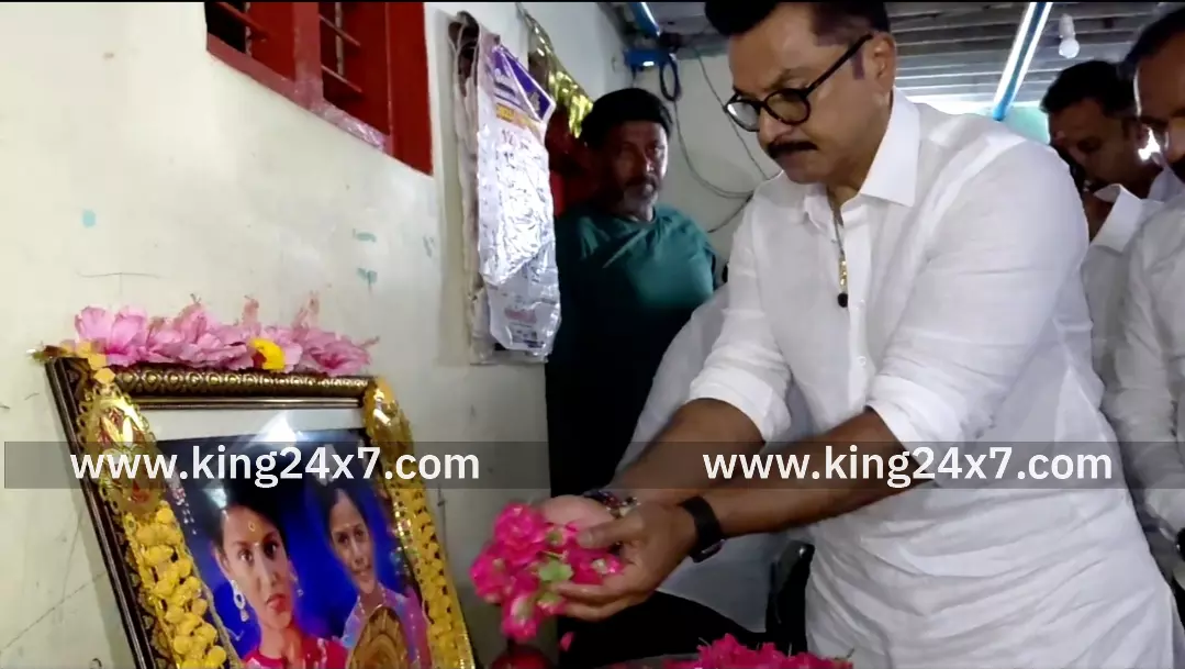 கரூர் வேலுச்சாமிபுரத்தில் விஜய் பொதுக்கூட்ட நெரிசலில் உயிரிழந்த குழந்தைகளின் குடும்பத்தைச் சந்தித்து சரத்குமார் ஆறுதல் தெரிவித்தார். கரூர் வேலுச்சாமிபுரத்தில் விஜய் பொதுக்கூட்ட நெரிசலில் உயிரிழந்த குழந்தைகளின் குடும்பத்தைச் சந்தித்து சரத்குமார் ஆறுதல் தெரிவித்தார்.