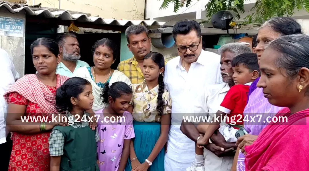 கரூர் வேலுச்சாமிபுரத்தில் விஜய் பொதுக்கூட்ட நெரிசலில் உயிரிழந்த குழந்தைகளின் குடும்பத்தைச் சந்தித்து சரத்குமார் ஆறுதல் தெரிவித்தார். கரூர் வேலுச்சாமிபுரத்தில் விஜய் பொதுக்கூட்ட நெரிசலில் உயிரிழந்த குழந்தைகளின் குடும்பத்தைச் சந்தித்து சரத்குமார் ஆறுதல் தெரிவித்தார்.