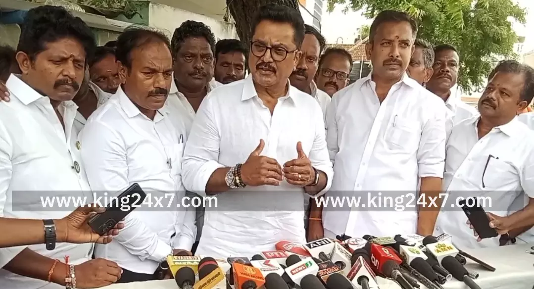 கரூர் வேலுச்சாமிபுரத்தில் விஜய் பொதுக்கூட்ட நெரிசலில் உயிரிழந்த குழந்தைகளின் குடும்பத்தைச் சந்தித்து சரத்குமார் ஆறுதல் தெரிவித்தார். கரூர் வேலுச்சாமிபுரத்தில் விஜய் பொதுக்கூட்ட நெரிசலில் உயிரிழந்த குழந்தைகளின் குடும்பத்தைச் சந்தித்து சரத்குமார் ஆறுதல் தெரிவித்தார்.