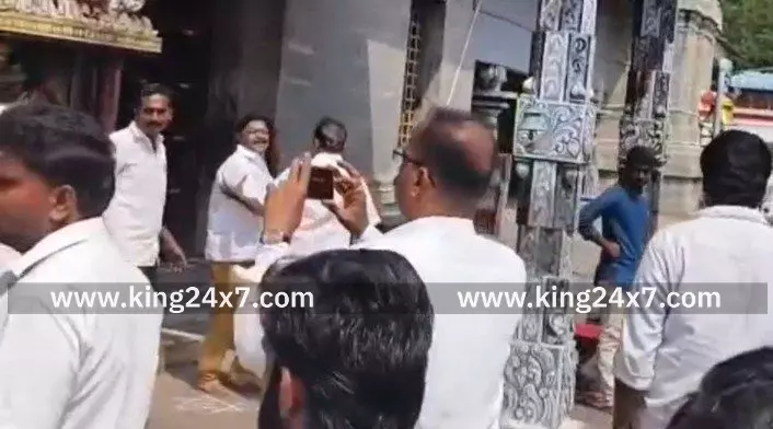 கைகலப்பில் முடிந்த கோயில் திருவிழா ஏலத்தை ரத்து செய்ய வலியுறுத்தி கோயில் வாசல் முன்பு அமர்ந்து போராட்டம். கைகலப்பில் முடிந்த கோயில் திருவிழா ஏலத்தை ரத்து செய்ய வலியுறுத்தி கோயில் வாசல் முன்பு அமர்ந்து போராட்டம்.