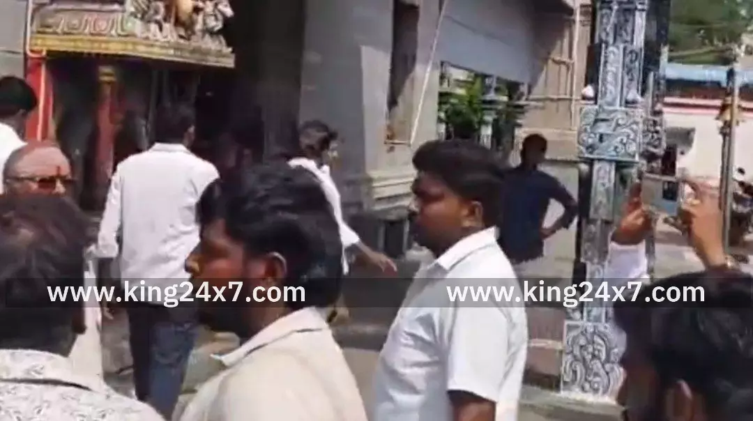 கைகலப்பில் முடிந்த கோயில் திருவிழா ஏலத்தை ரத்து செய்ய வலியுறுத்தி கோயில் வாசல் முன்பு அமர்ந்து போராட்டம். கைகலப்பில் முடிந்த கோயில் திருவிழா ஏலத்தை ரத்து செய்ய வலியுறுத்தி கோயில் வாசல் முன்பு அமர்ந்து போராட்டம்.