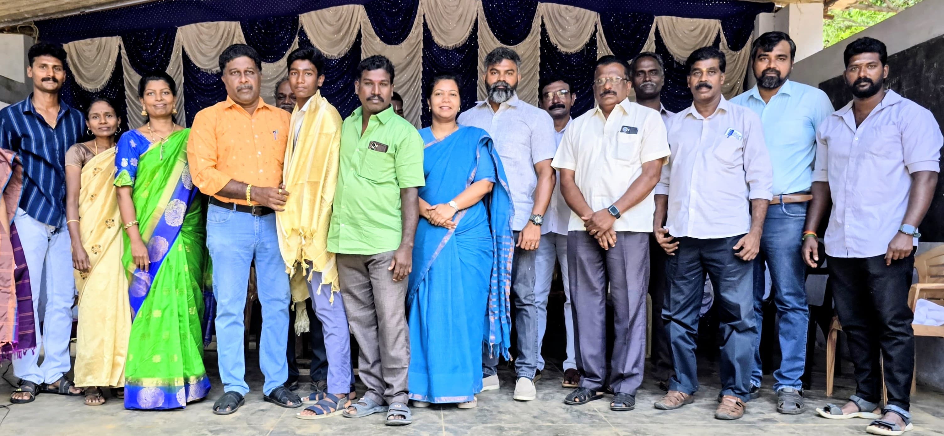 மாநில போட்டிக்கு தேர்வான பள்ளி மாணவருக்கு பாராட்டு