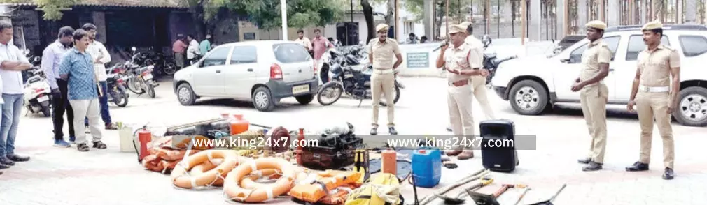 வெள்ளத்தில் சிக்கியவர்களை மீட்பது எப்படி? தீயணைப்பு படை வீரர்கள் செயல்முறை விளக்கம்