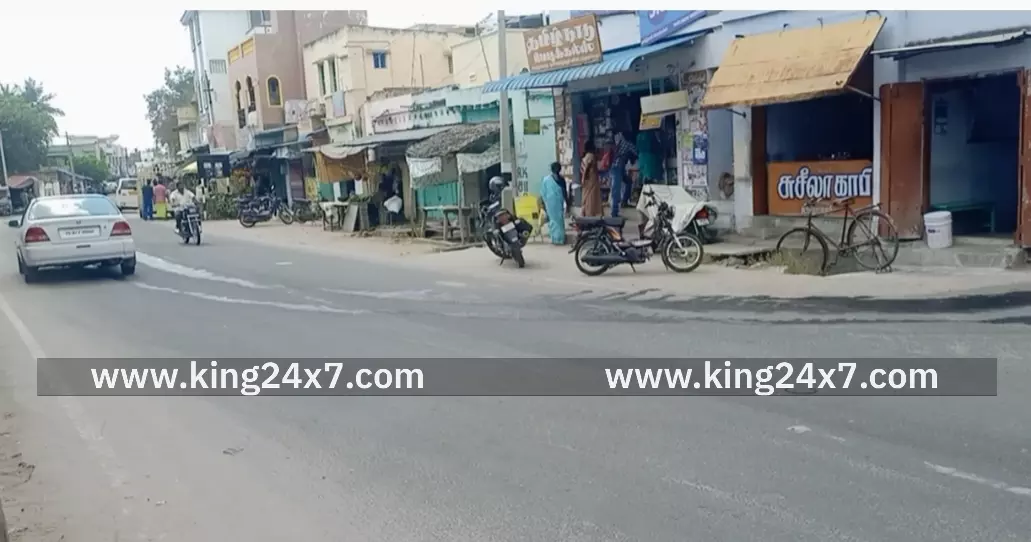 பங்களா பஸ் ஸ்டாப் அருகே நடந்து சென்றவர் மீது வேகமாக வந்த டூவீலர் மோதி விபத்து- பங்களா பஸ் ஸ்டாப் அருகே நடந்து சென்றவர் மீது வேகமாக வந்த டூவீலர் மோதி விபத்து-