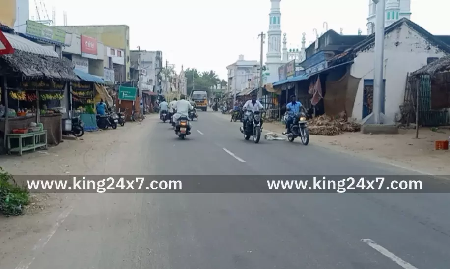 பங்களா பஸ் ஸ்டாப் அருகே நடந்து சென்றவர் மீது வேகமாக வந்த டூவீலர் மோதி விபத்து- பங்களா பஸ் ஸ்டாப் அருகே நடந்து சென்றவர் மீது வேகமாக வந்த டூவீலர் மோதி விபத்து-