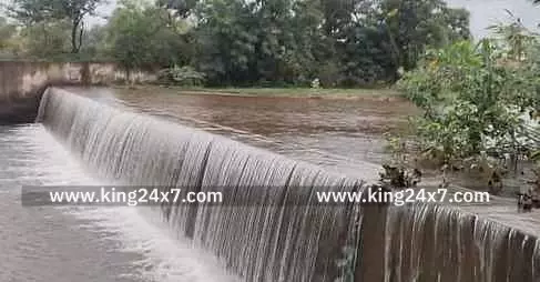 சிவகிரி, வாசுதேவநல்லூரில் தொடா் மழை : ஆறுகளில் வெள்ளப்பெருக்கு