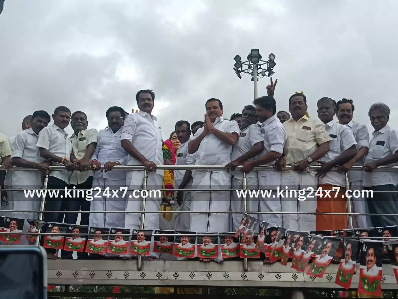 எம்ஜிஆர், ஜெயலலிதா சிலைகளுக்கு மாலை அணிவித்த முன்னாள் எம்பி