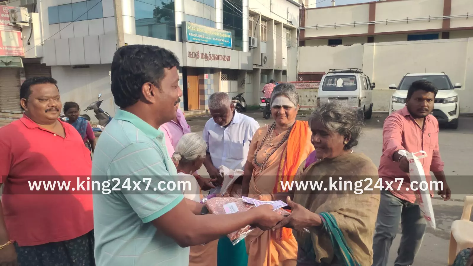 திருச்செங்கோட்டில் ஆதரவற்றோருக்கான ஆனந்த தீபாவளி முடி திருத்தி புத்தாடை வழங்கி மகிழ்வித்த நகர் மன்ற தலைவர் நளினி சுரேஷ் பாபு