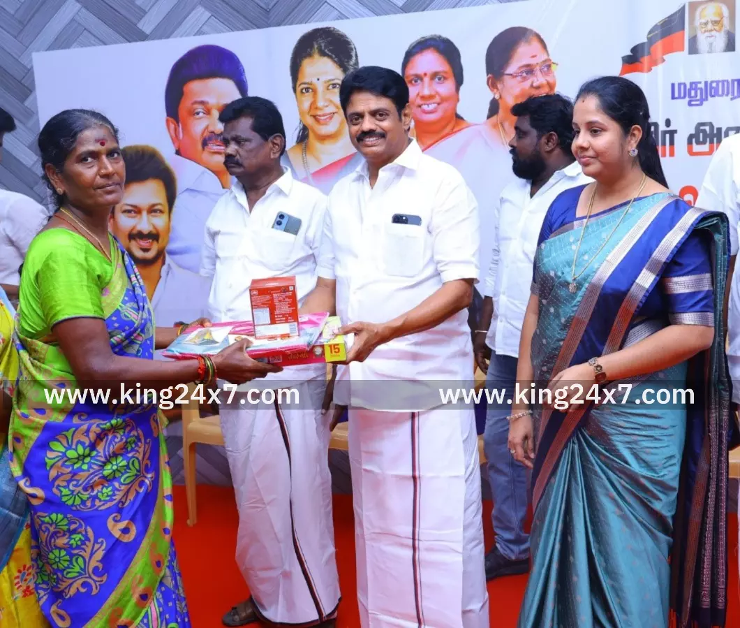 திமுக மகளிர் அணி நிர்வாகிகளுக்கு தீபாவளி பரிசு வழங்கும் விழா.