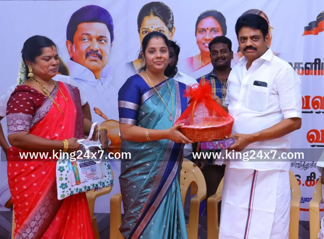 திமுக மகளிர் அணி நிர்வாகிகளுக்கு தீபாவளி பரிசு வழங்கும் விழா.