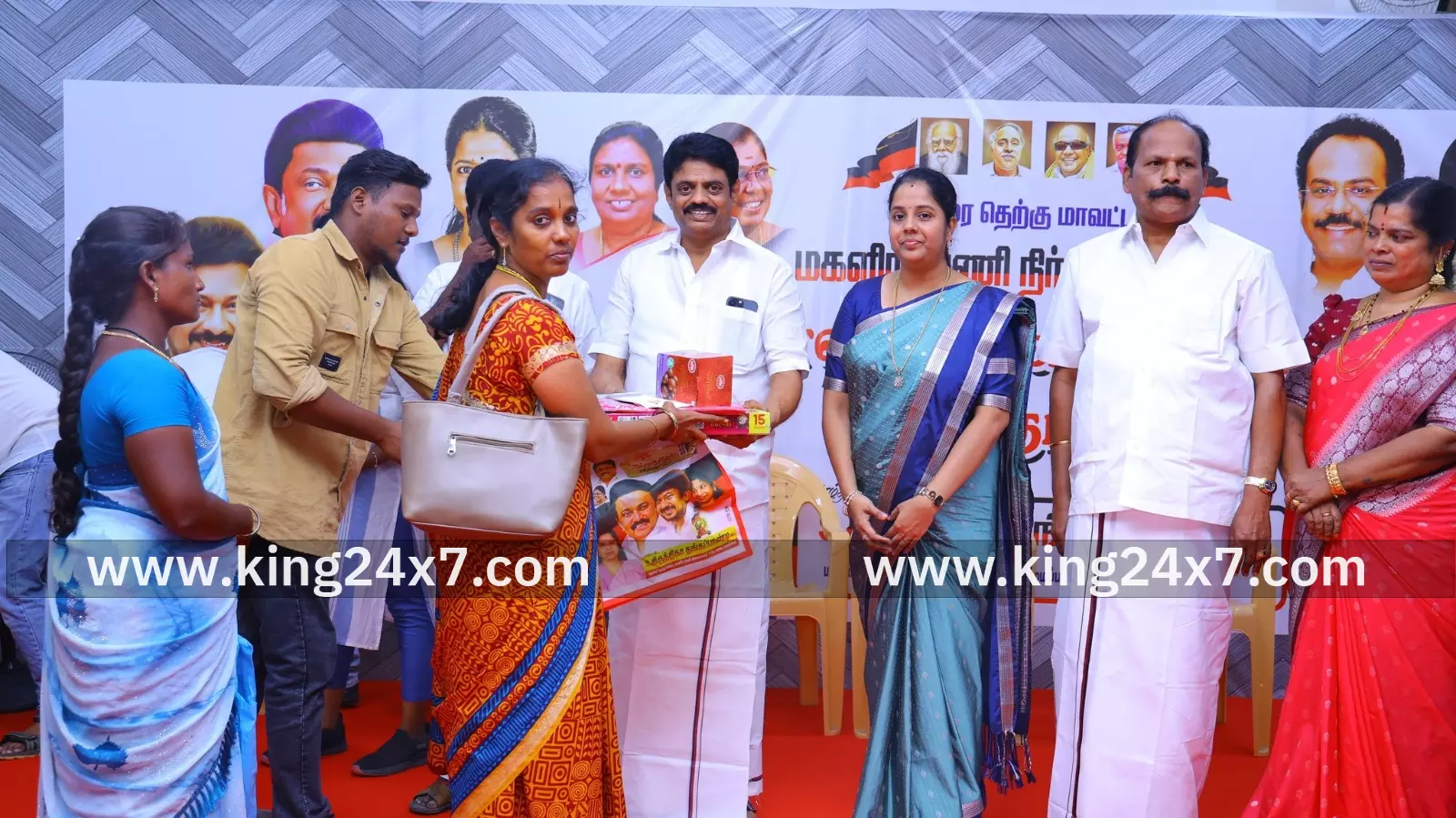 திமுக மகளிர் அணி நிர்வாகிகளுக்கு தீபாவளி பரிசு வழங்கும் விழா.