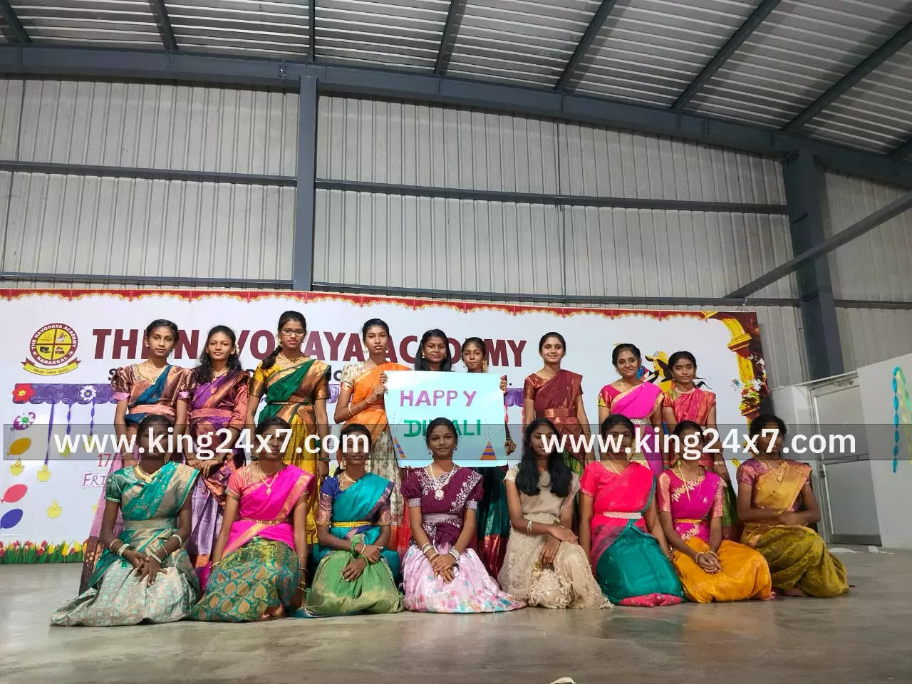 நவோதயாஅகாடமி சீனியர் செகண்டரி பள்ளியில் தீபாவளிக்கொண்டாட்ம் பட்டாசுகளை வெடித்து மாணவர்கள் மகிழ்ச்சி.