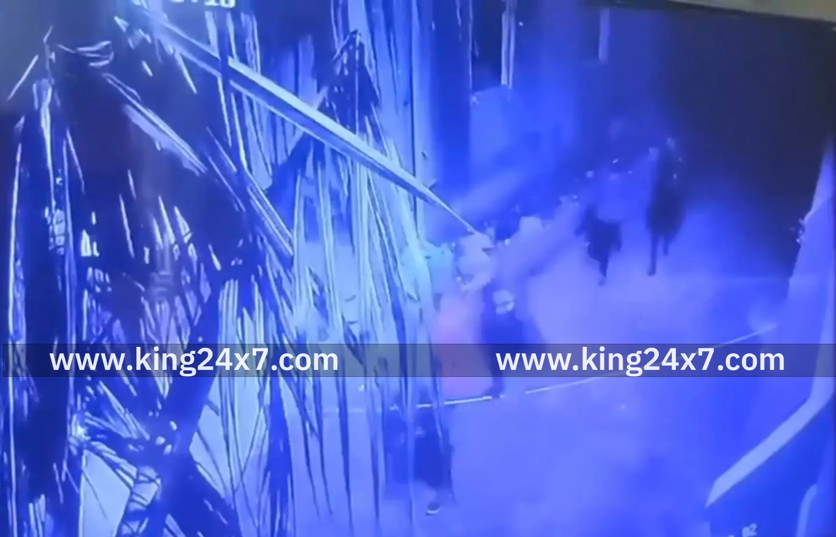 ஆயுதங்களோடு சுற்றி திரியும் மர்ம கும்பலின் வீடியோ வைரல். ஆயுதங்களோடு சுற்றி திரியும் மர்ம கும்பலின் வீடியோ வைரல்.