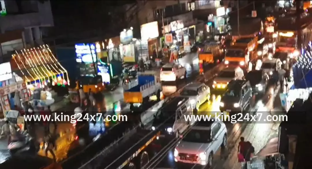 கோவையில் தீபாவளிப் பயண நெரிசல்: கொச்சின் பைபாஸ் முதல் சூலூர் வரை ஊர்ந்து சென்ற வாகனங்கள் ! கோவையில் தீபாவளிப் பயண நெரிசல்: கொச்சின் பைபாஸ் முதல் சூலூர் வரை ஊர்ந்து சென்ற வாகனங்கள் !