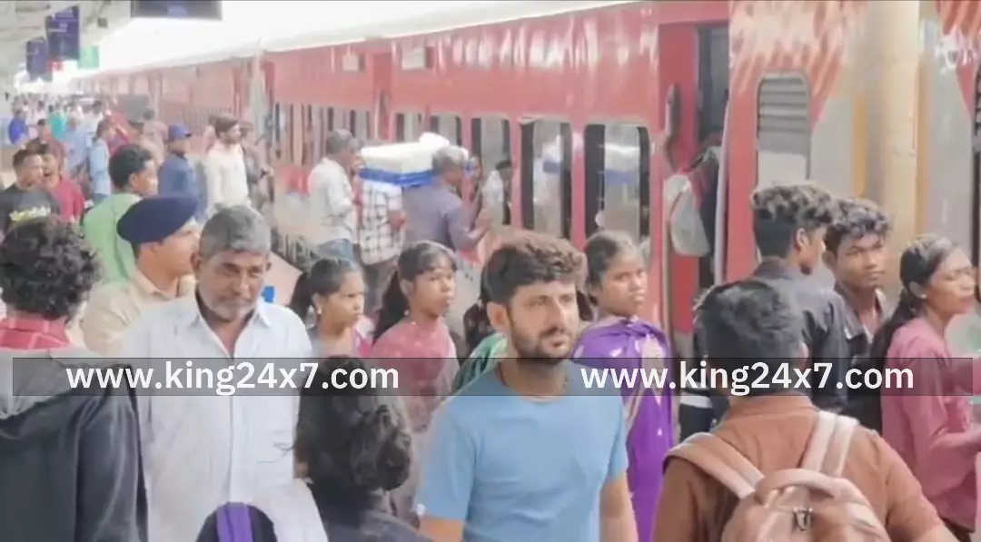 கோவை ரயில் நிலையத்தில் அலைமோதும் பயணிகள் கூட்டம்!