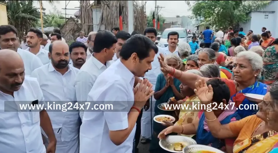 கரூர் சட்டமன்ற தொகுதியில் வசிக்கும் பொதுமக்கள் குடும்பங்களுக்கு தீபாவளி பரிசு கொடுத்து வாழ்த்து தெரிவித்தார் செந்தில் பாலாஜி. கரூர் சட்டமன்ற தொகுதியில் வசிக்கும் பொதுமக்கள் குடும்பங்களுக்கு தீபாவளி பரிசு கொடுத்து வாழ்த்து தெரிவித்தார் செந்தில் பாலாஜி.