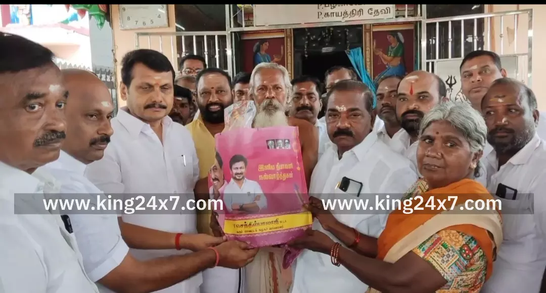 கரூர் சட்டமன்ற தொகுதியில் வசிக்கும் பொதுமக்கள் குடும்பங்களுக்கு தீபாவளி பரிசு கொடுத்து வாழ்த்து தெரிவித்தார் செந்தில் பாலாஜி. கரூர் சட்டமன்ற தொகுதியில் வசிக்கும் பொதுமக்கள் குடும்பங்களுக்கு தீபாவளி பரிசு கொடுத்து வாழ்த்து தெரிவித்தார் செந்தில் பாலாஜி.