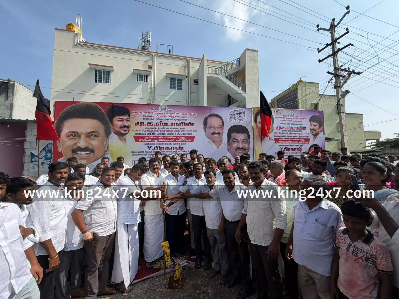 சூளகிரி அருகே பல்வேறு பணிகளுக்கு பூமி பூஜை செய்து வைத்த ஓசூர் எம்.எல்.ஏ. சூளகிரி அருகே பல்வேறு பணிகளுக்கு பூமி பூஜை செய்து வைத்த ஓசூர் எம்.எல்.ஏ.