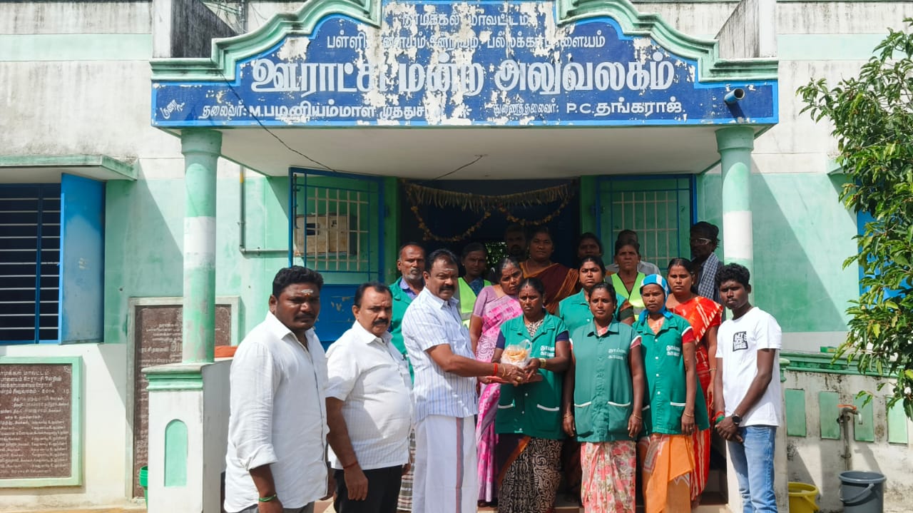 தூய்மை பணியாளர்களுக்கு தீபாவளி பரிசுகள்