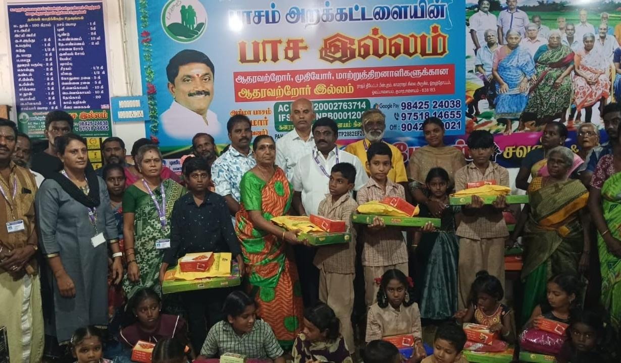 பெற்றோர் இல்லாத குழந்தைகளுக்கு சீருடை, வழங்கிய பாசம் அமைப்பினர்