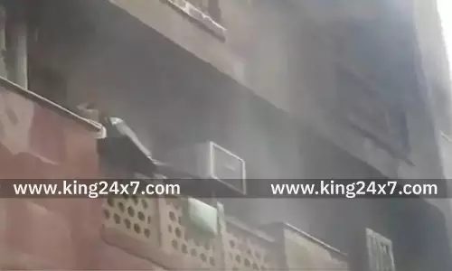 டில்லியில் பரபரப்பு..!! எம்.பி.,க்கள் வசிக்கும் அடுக்குமாடி குடியிருப்பில் தீ விபத்து! டில்லியில் பரபரப்பு..!! எம்.பி.,க்கள் வசிக்கும் அடுக்குமாடி குடியிருப்பில் தீ விபத்து!