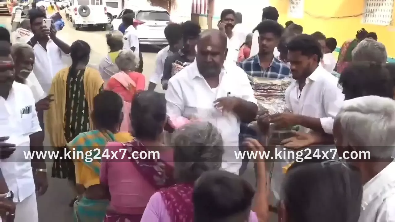 புத்தாடைகளை வழங்கிய எம்எல்ஏ