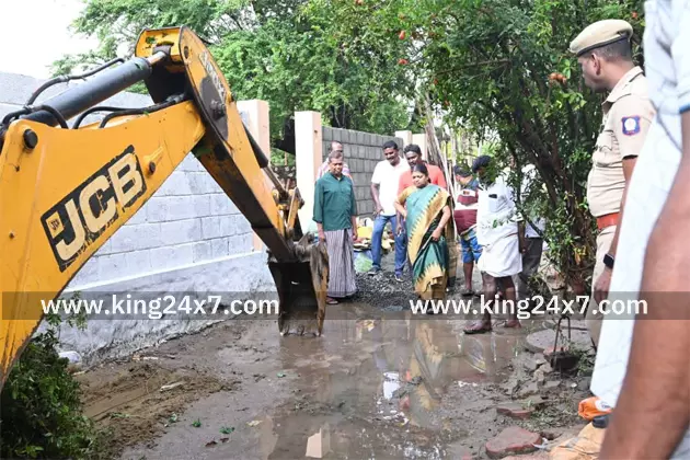 மழைநீர் தேங்கிய பகுதிகளில் அமைச்சர் கீதாஜீவன் ஆய்வு! மழைநீர் தேங்கிய பகுதிகளில் அமைச்சர் கீதாஜீவன் ஆய்வு!