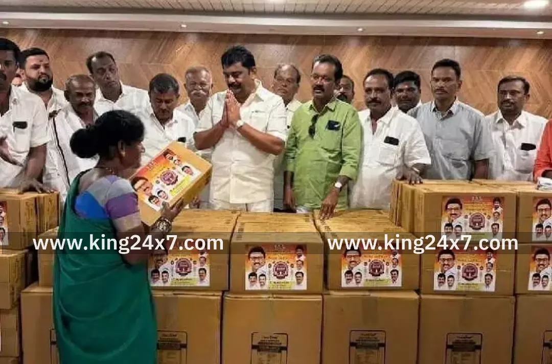 ஓசூர்: தீபாவளி பரிசு வழங்கிய எம்எல்ஏ ஓய்.பிரகாஷ்.